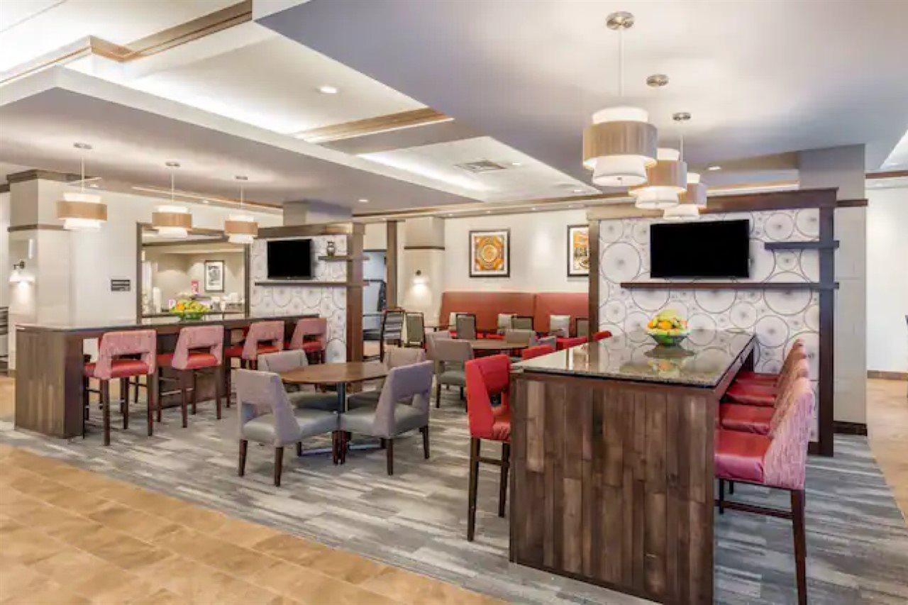Hampton Inn & Suites Madison Downtown Екстериор снимка