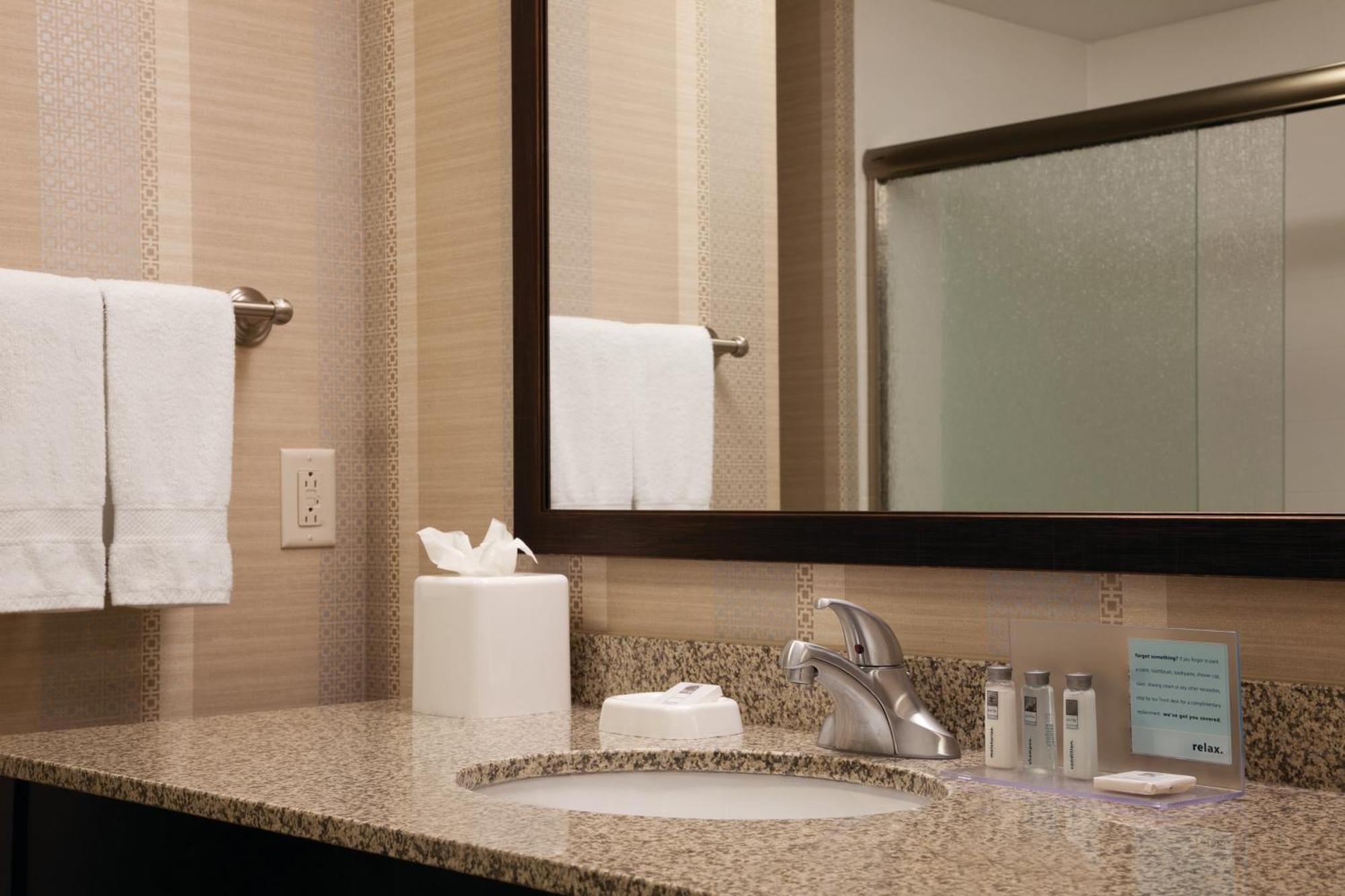Hampton Inn & Suites Madison Downtown Екстериор снимка