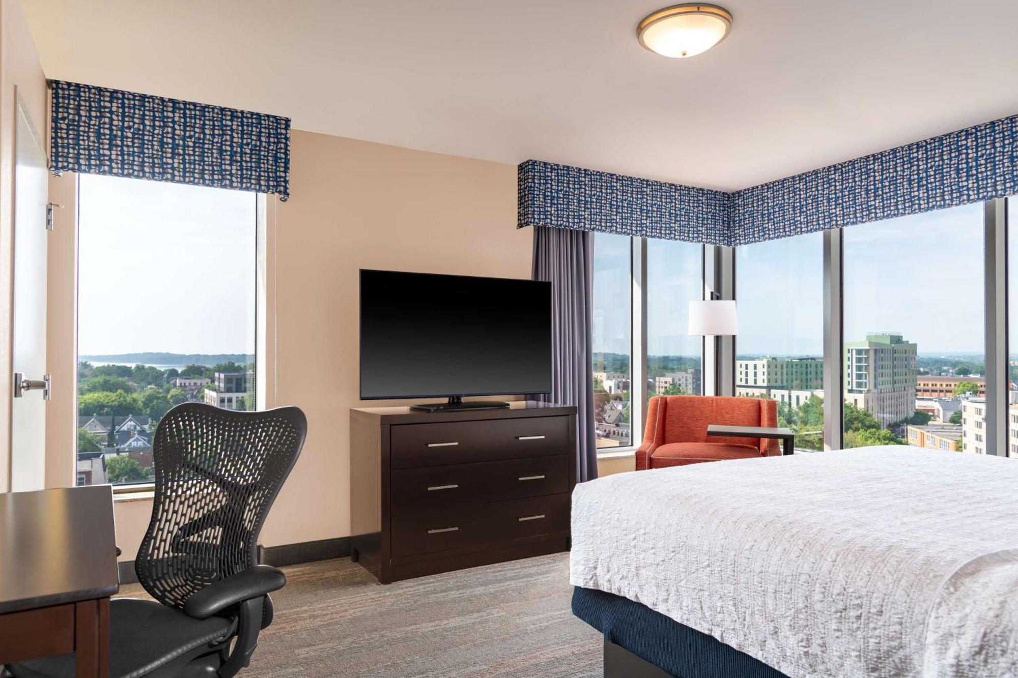 Hampton Inn & Suites Madison Downtown Екстериор снимка