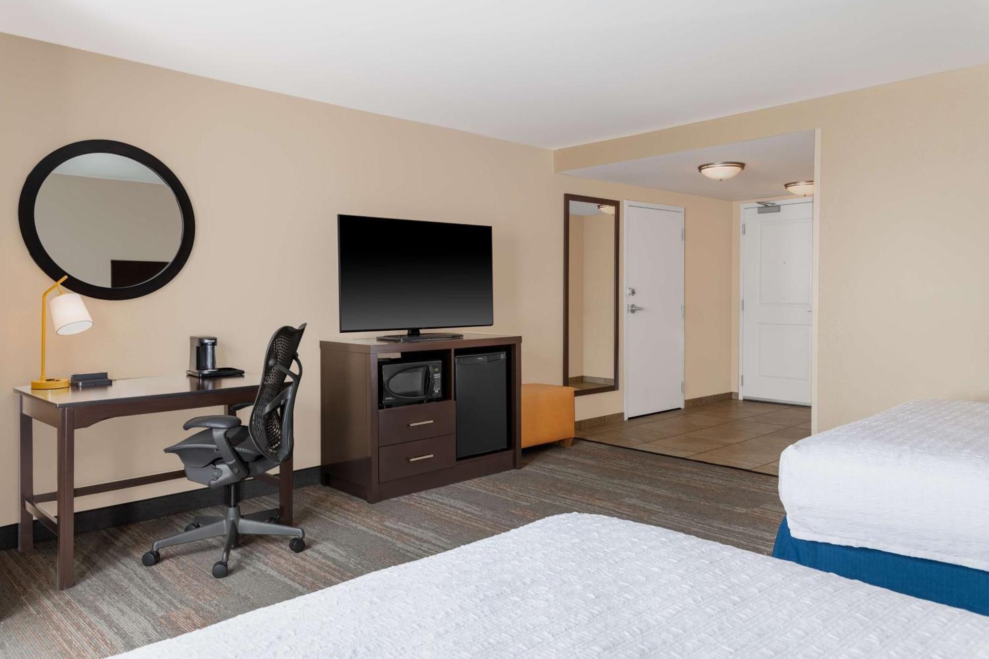 Hampton Inn & Suites Madison Downtown Екстериор снимка