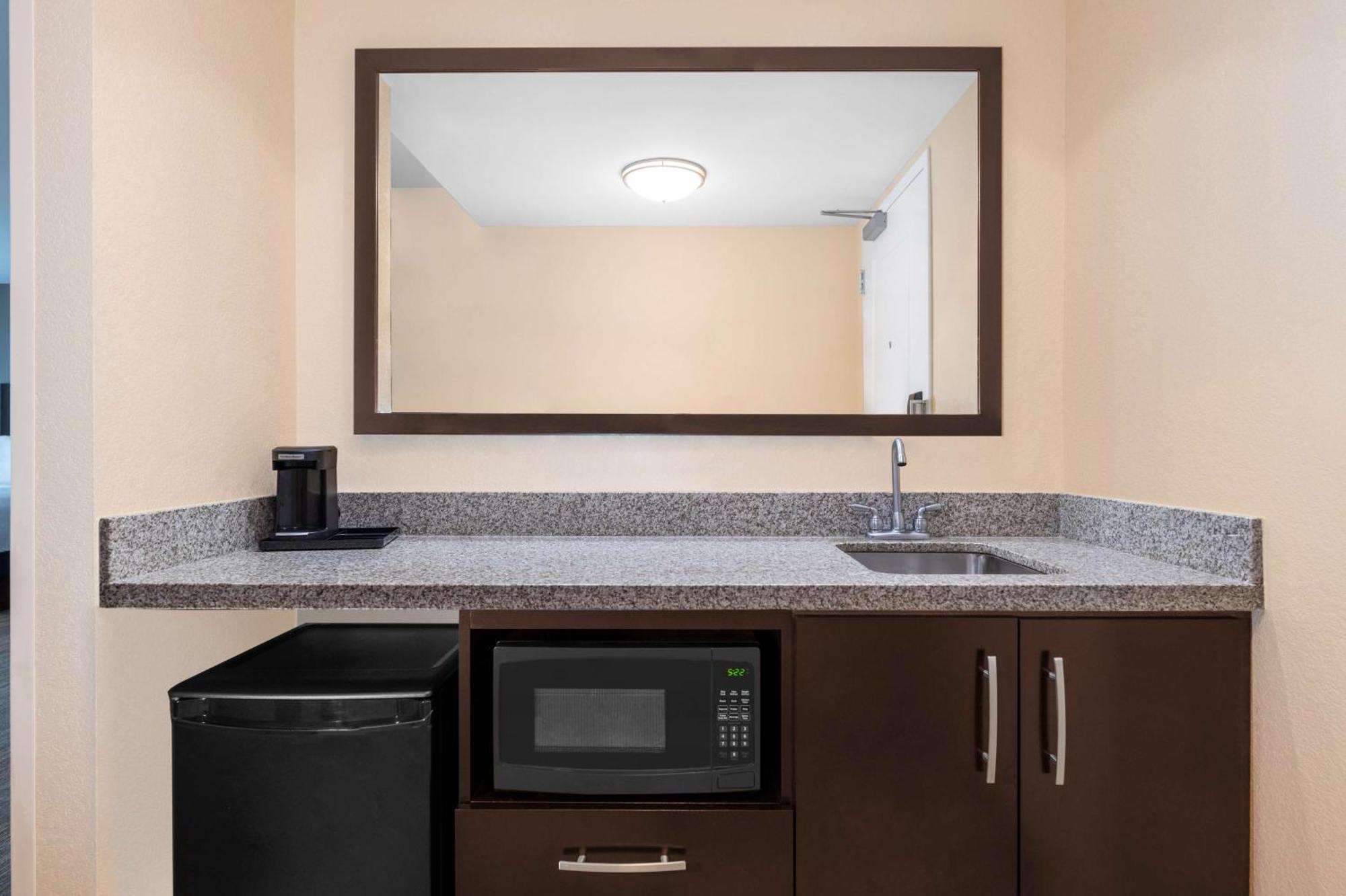 Hampton Inn & Suites Madison Downtown Екстериор снимка