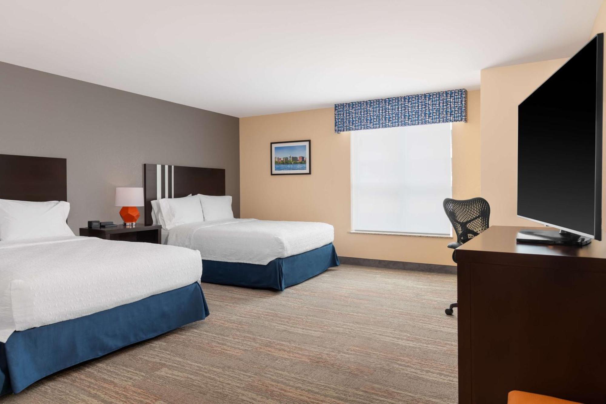 Hampton Inn & Suites Madison Downtown Екстериор снимка