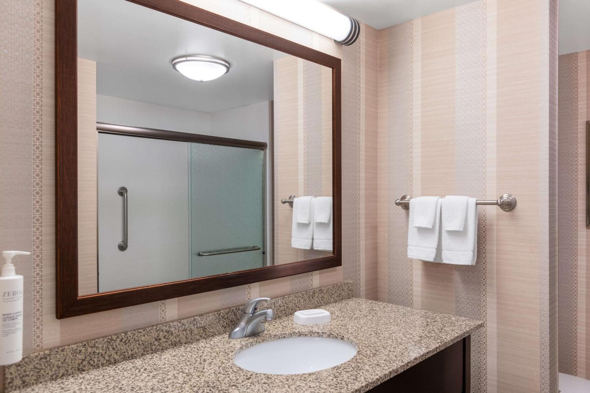 Hampton Inn & Suites Madison Downtown Екстериор снимка